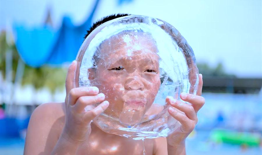 Niño refrescándose para bajar la sensación térmica